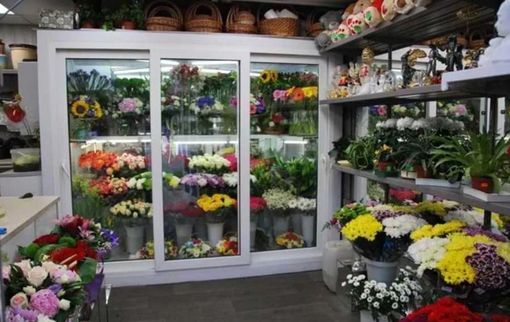 Вывеска цветочного магазина. Стеллаж для цветов в цветочный магазин. Интерьер цветочного магазина. Сувениры в цветочном магазине. Магазин цвет что это.