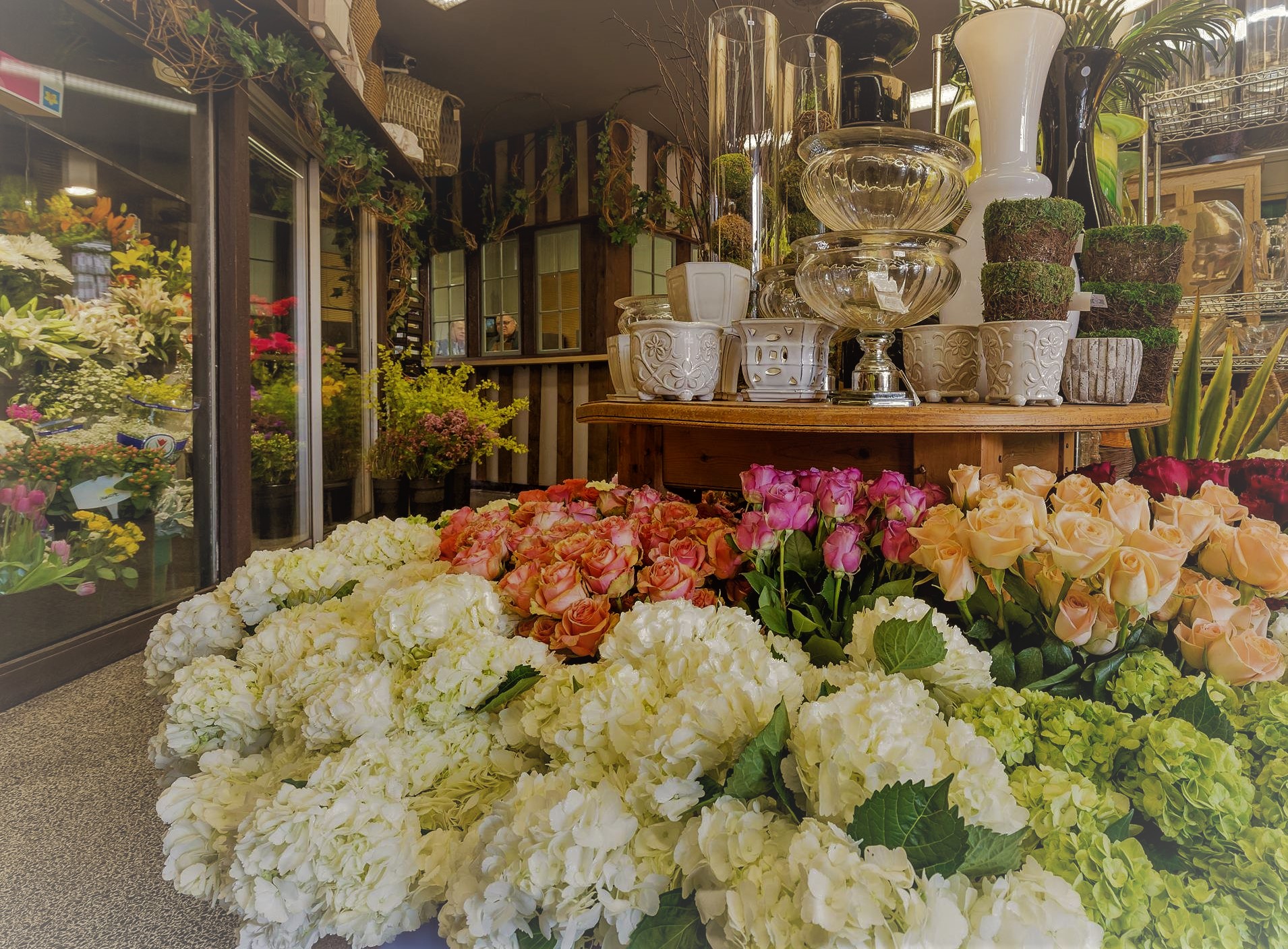 Ночной цветочный магазин. Магазин цветов. Цветочный салон. Красивый магазин цветов. Витрина цветочного магазина.