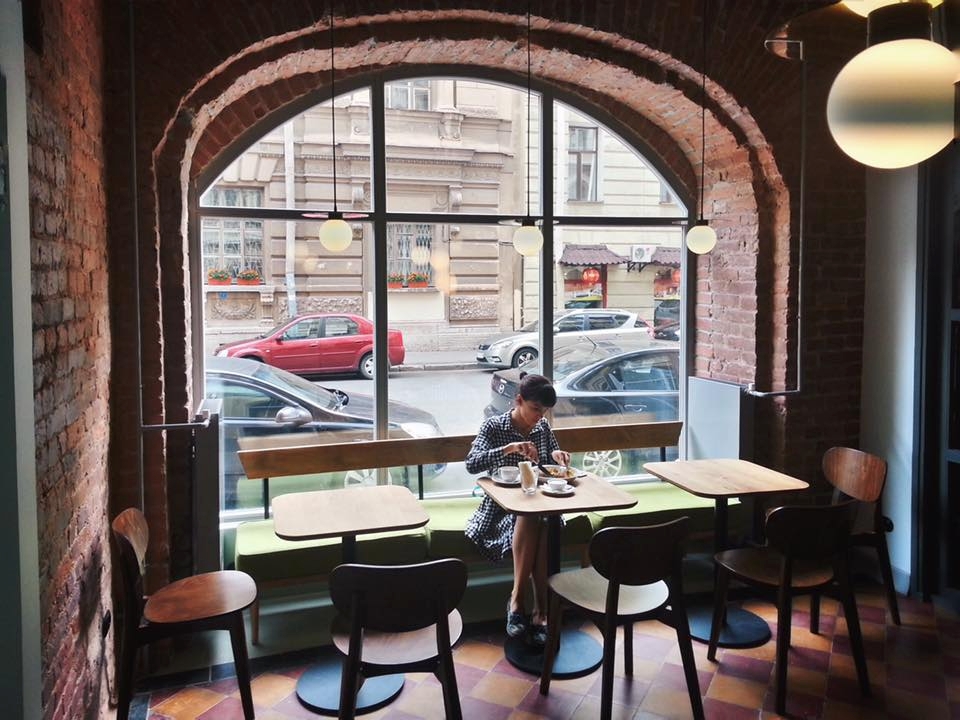 Окно кафе. Кафе Julia child Bistro СПБ. Julia child Bistro, Санкт-Петербург меню. Гражданская улица 27 Санкт-Петербург кафе. Кофейня с большими окнами.