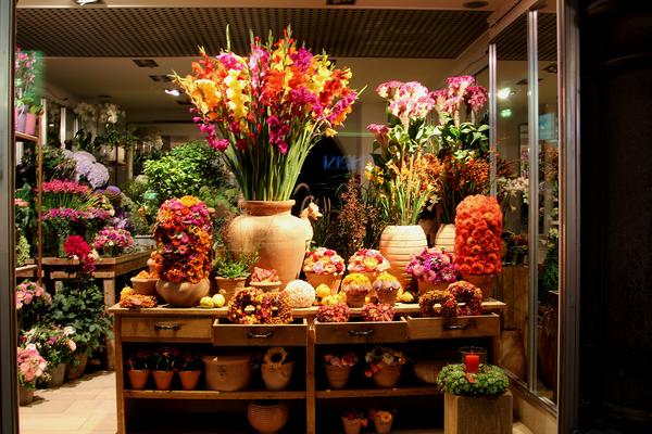 Прибыльный магазин цветов и сувениров в центре