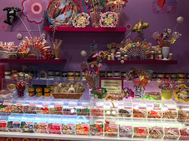Я открыл магазин сладостей в другом мире. Магазин сладостей. Магазин необычных сладостей. Вкусняшки в магазине. Детские вкусняшки в магазине.